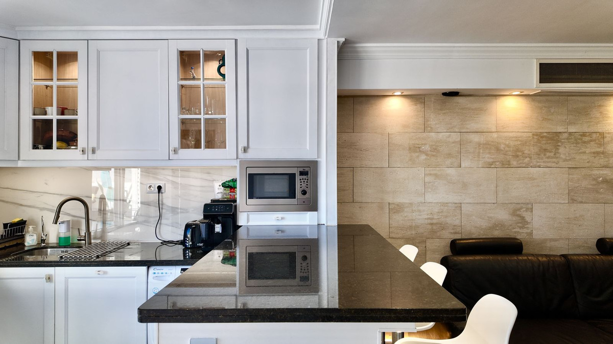 2 Bedroom Penthouse in Estepona - Photo 8