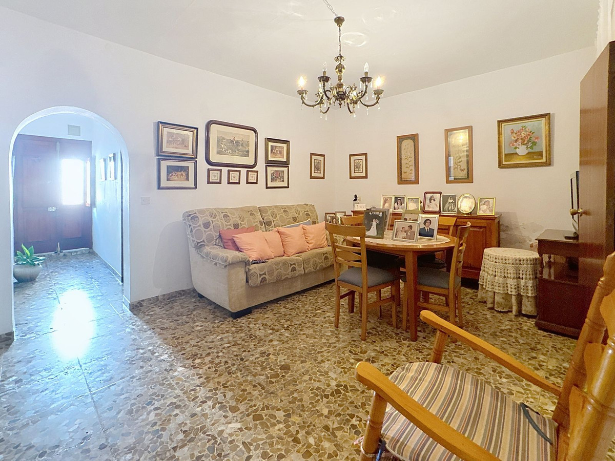 5 Bedroom Townhouse in Estepona - Photo 9