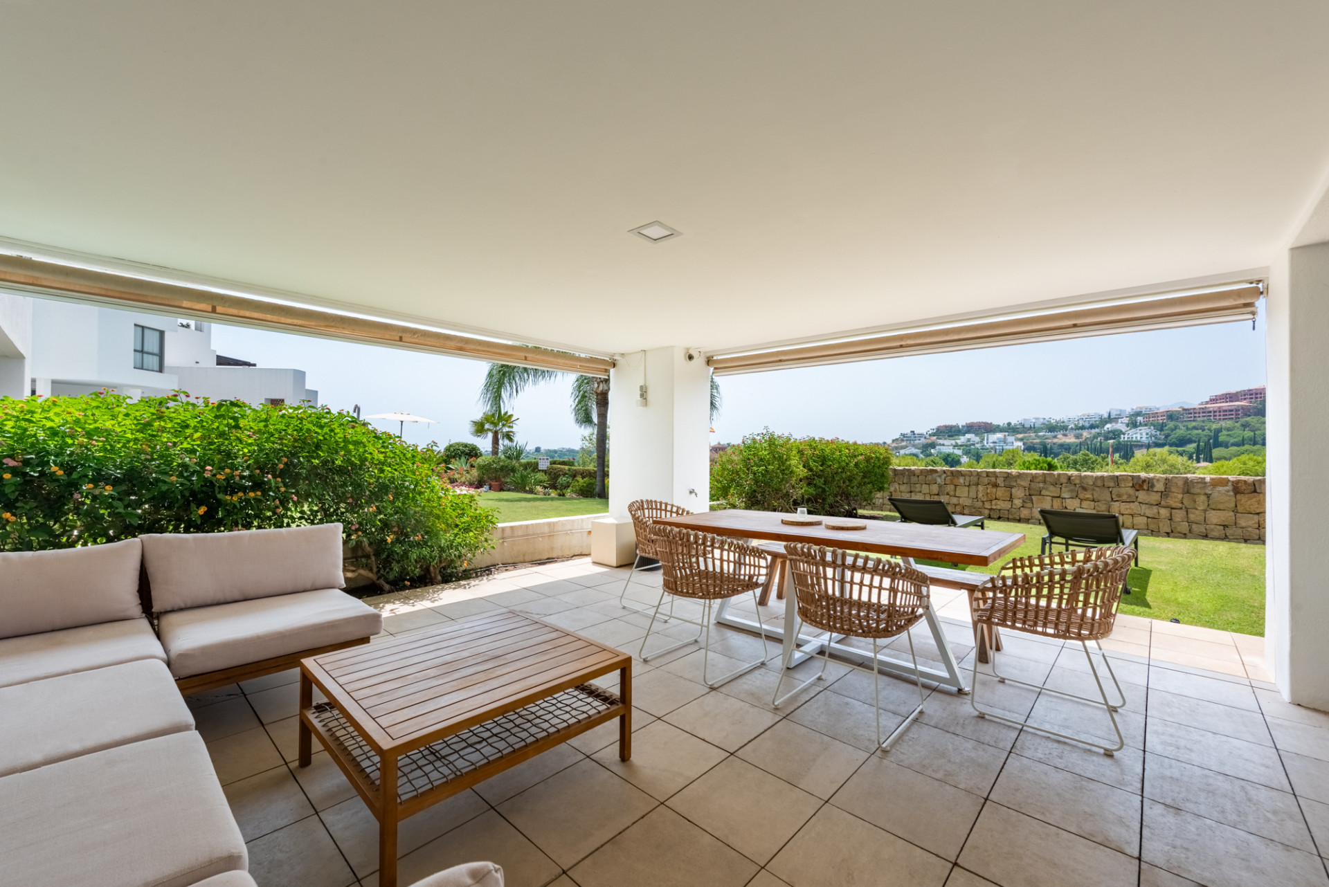 2 Bedroom Apartment in Benahavís - Photo 3