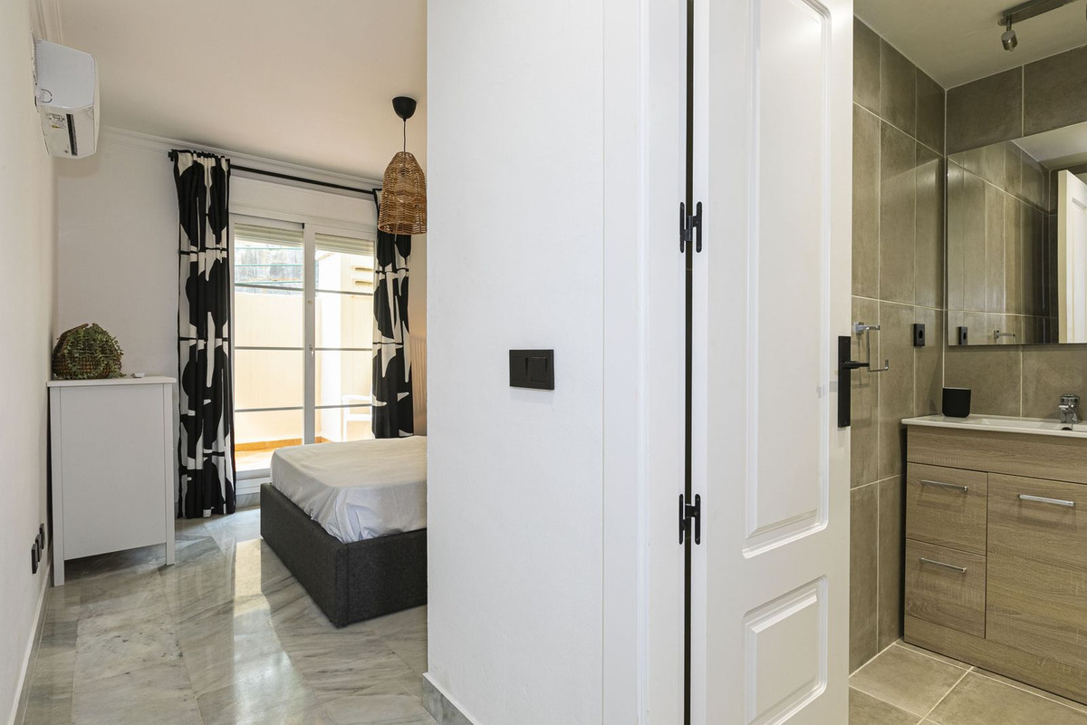 2 Bedroom Apartment in Marbella - Photo 27