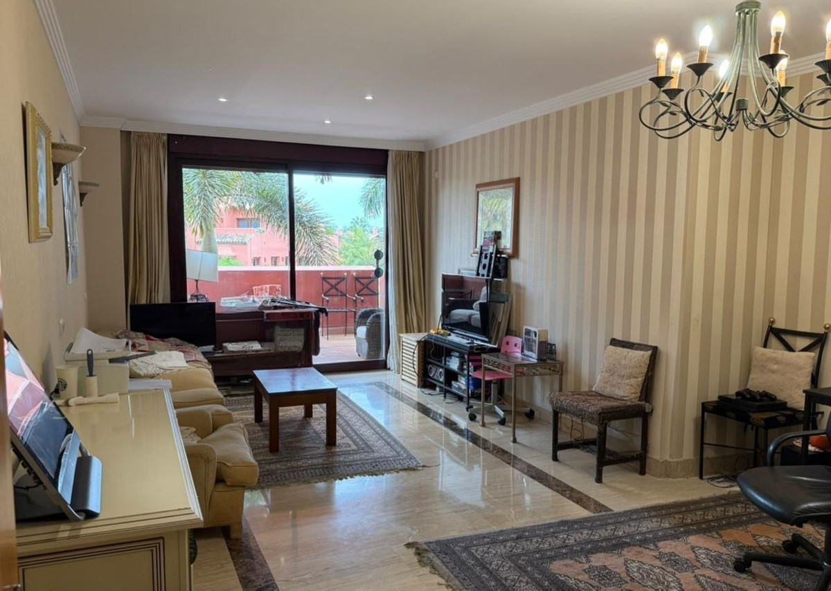 2 Bedroom Apartment in Estepona - Photo 9