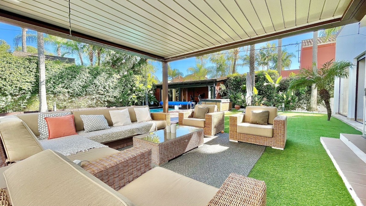 4 Bedroom Villa in Marbella - Photo 6