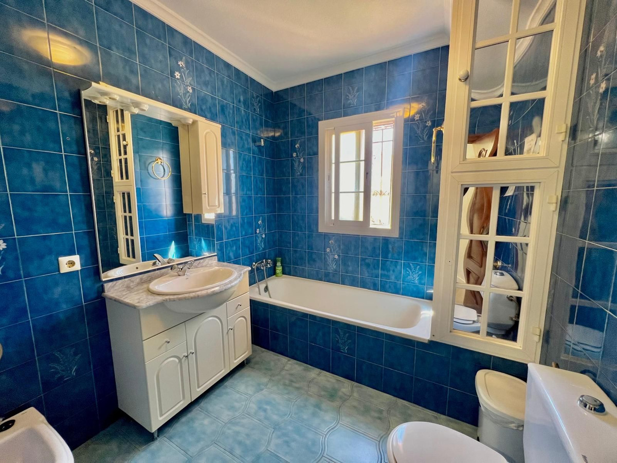 6 Bedroom Villa in Estepona - Photo 28