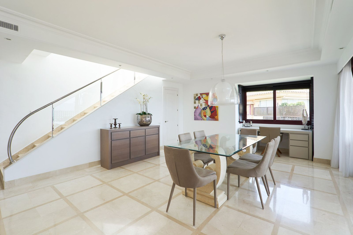 3 Bedroom Penthouse in Estepona - Photo 6