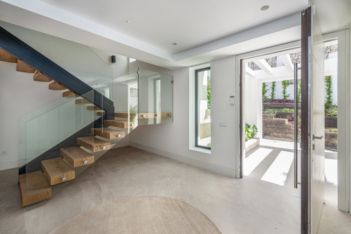 5 Bedroom Villa in Marbella - Photo 9