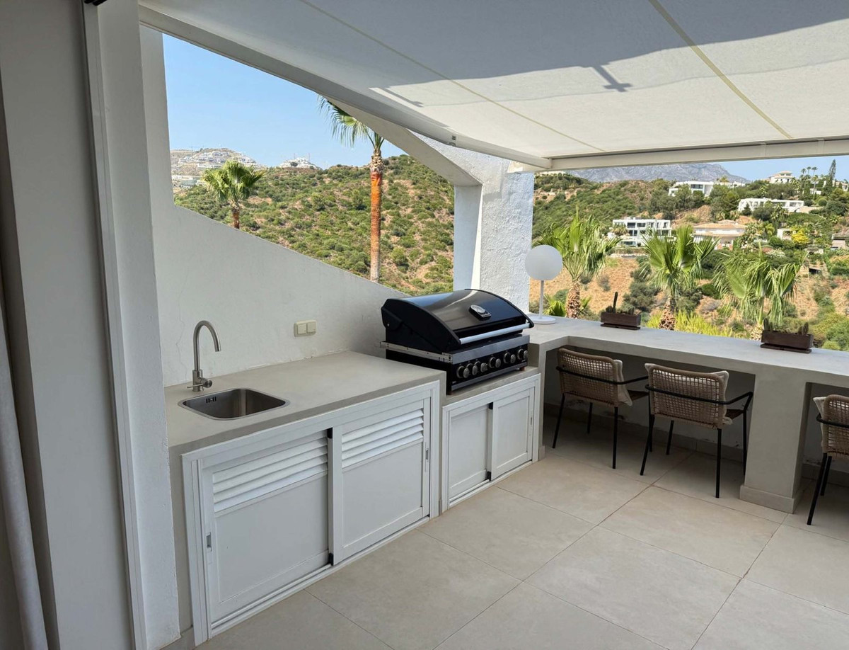 2 Bedroom Penthouse in Benahavís - Photo 7