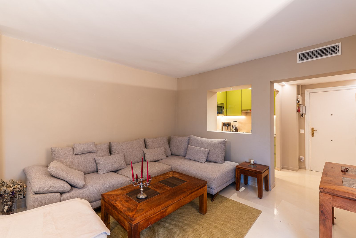 1 Bedroom Apartment in Estepona - Photo 4