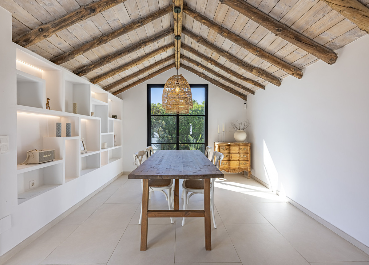 4 Bedroom Villa in San Pedro de Alcántara - Photo 10