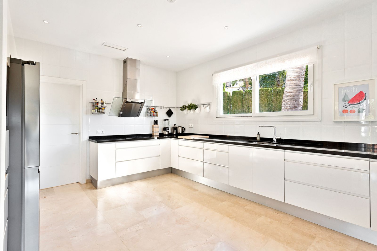 4 Bedroom Villa in Marbella - Photo 12