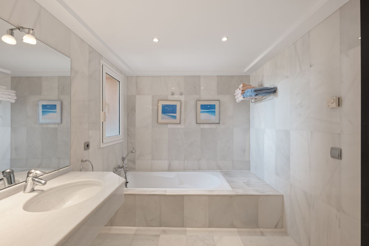 5 Bedroom Villa in Marbella - Photo 34