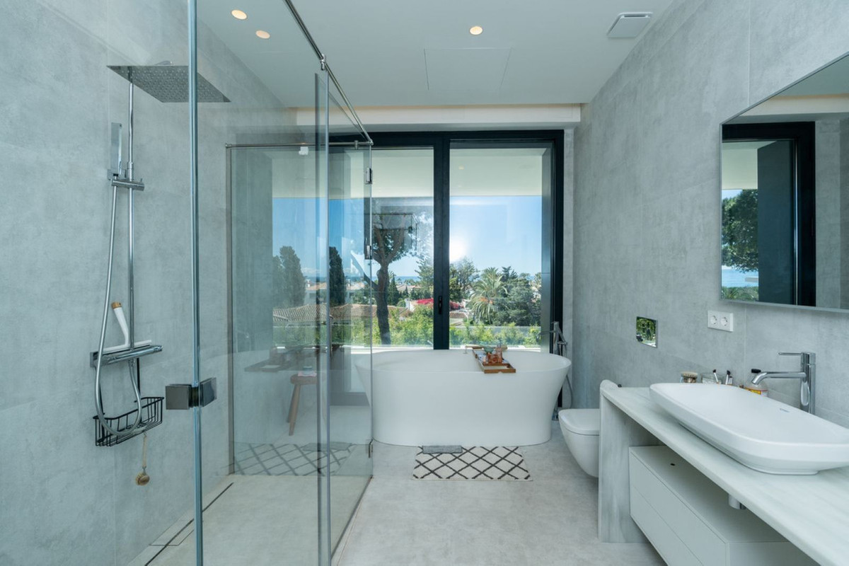 6 Bedroom Villa in Marbella - Photo 27