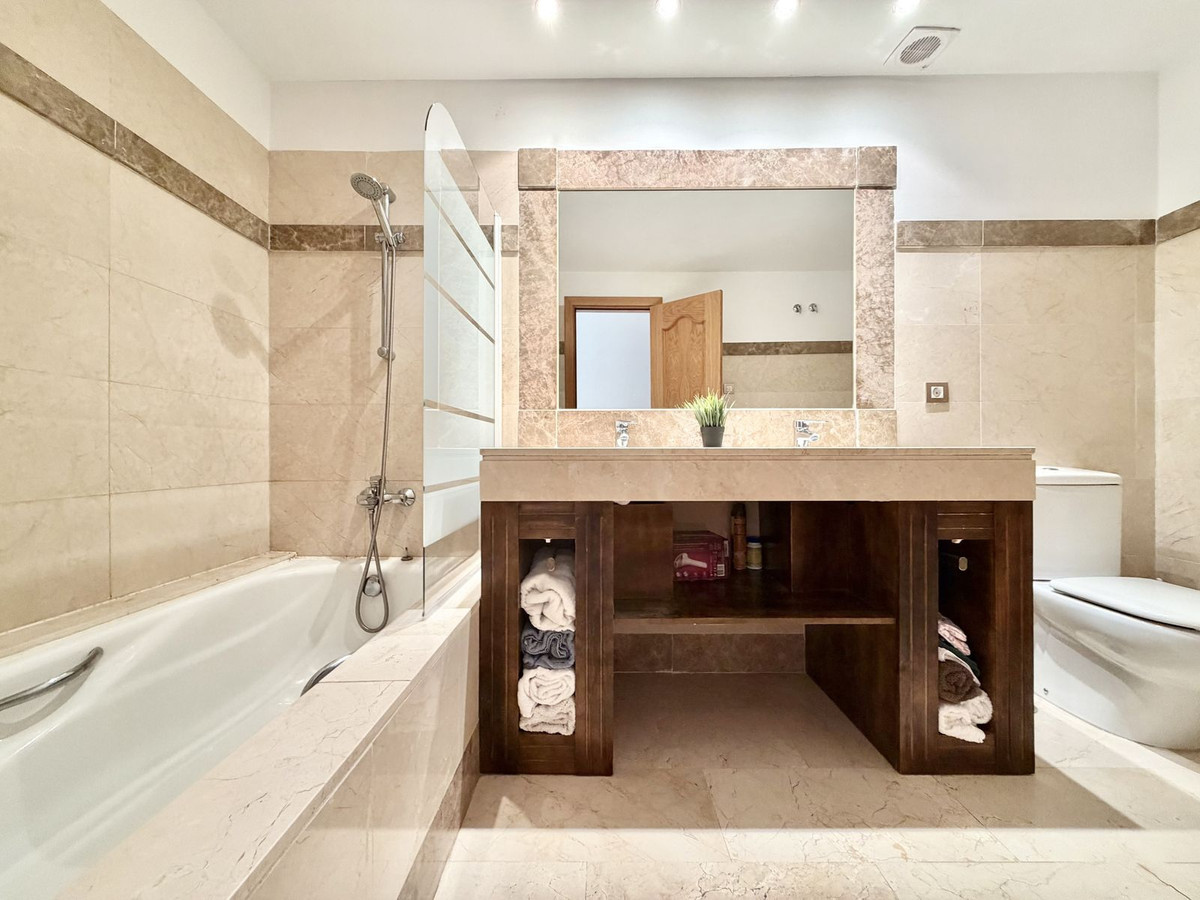 2 Bedroom Apartment in Benahavís - Photo 19
