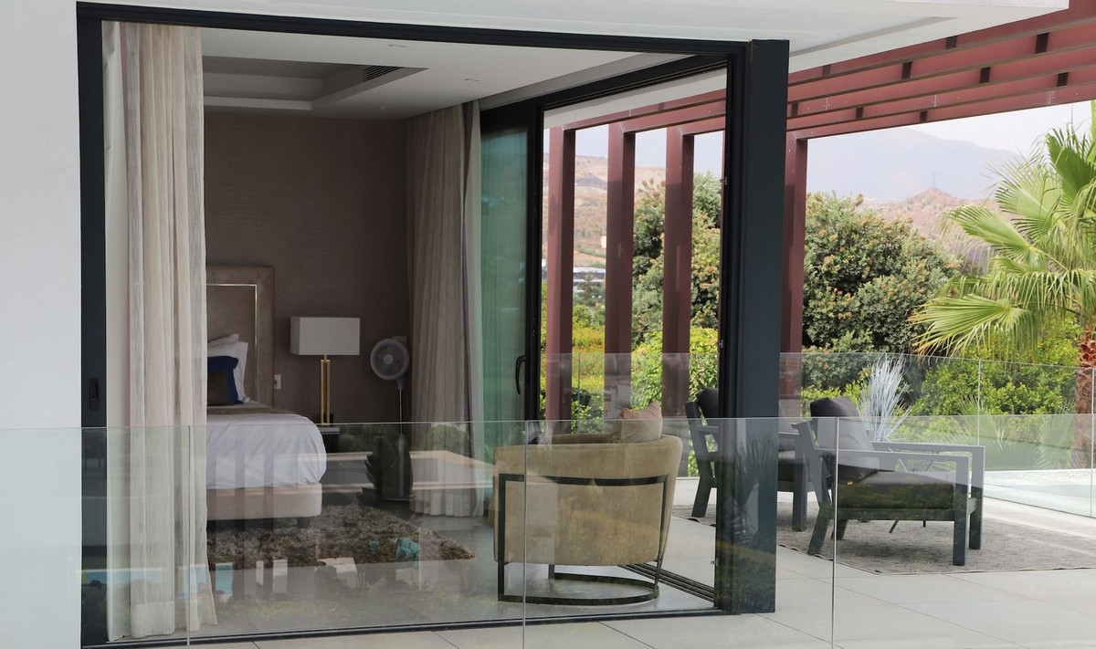 5 Bedroom Villa in Estepona - Photo 20