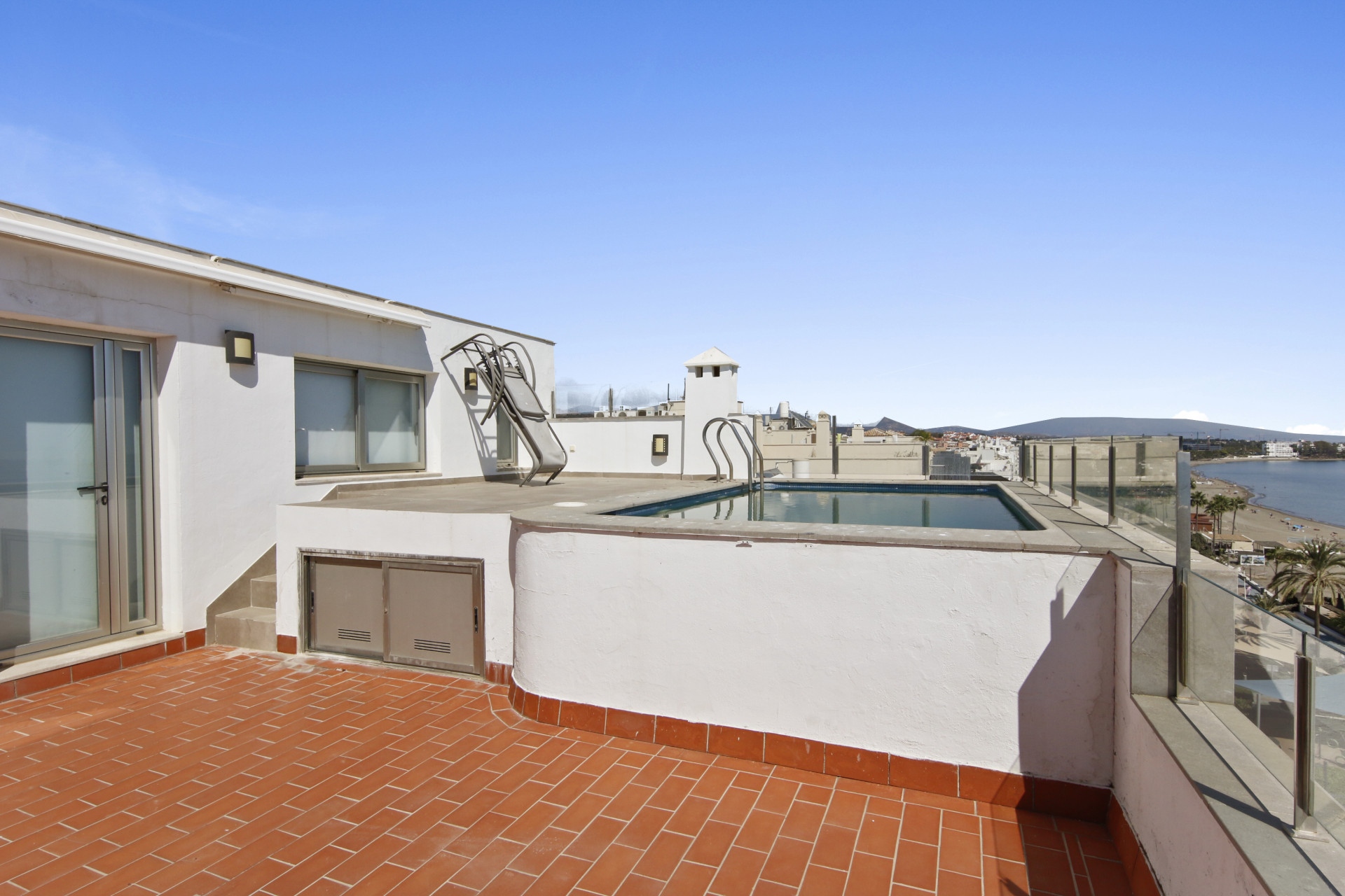 3 Bedroom Penthouse in Estepona - Photo 10
