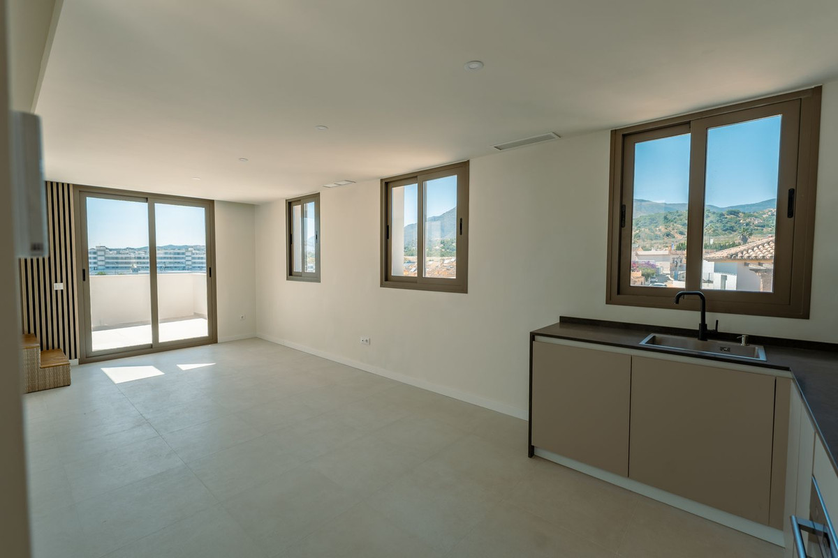 2 Bedroom Penthouse in Estepona - Photo 4
