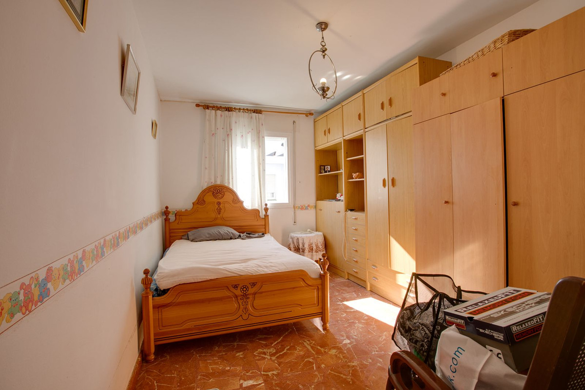 4 Bedroom Townhouse in Estepona - Photo 7