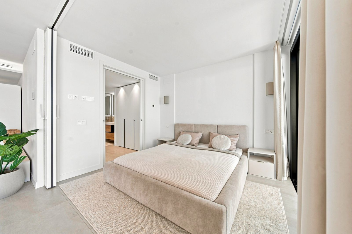 2 Bedroom Apartment in Fuengirola - Photo 8