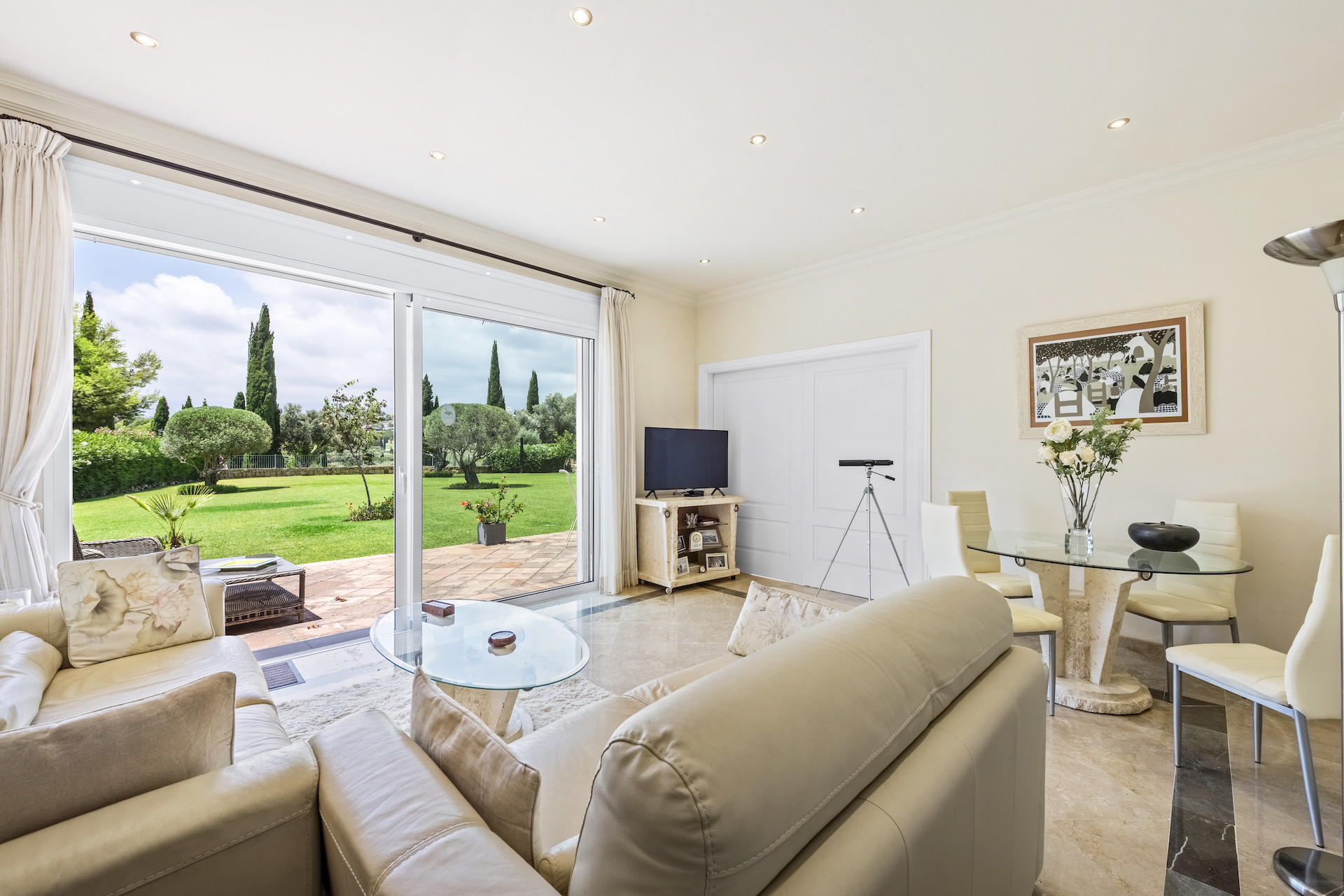 1 Bedroom Apartment in Benahavís - Photo 2