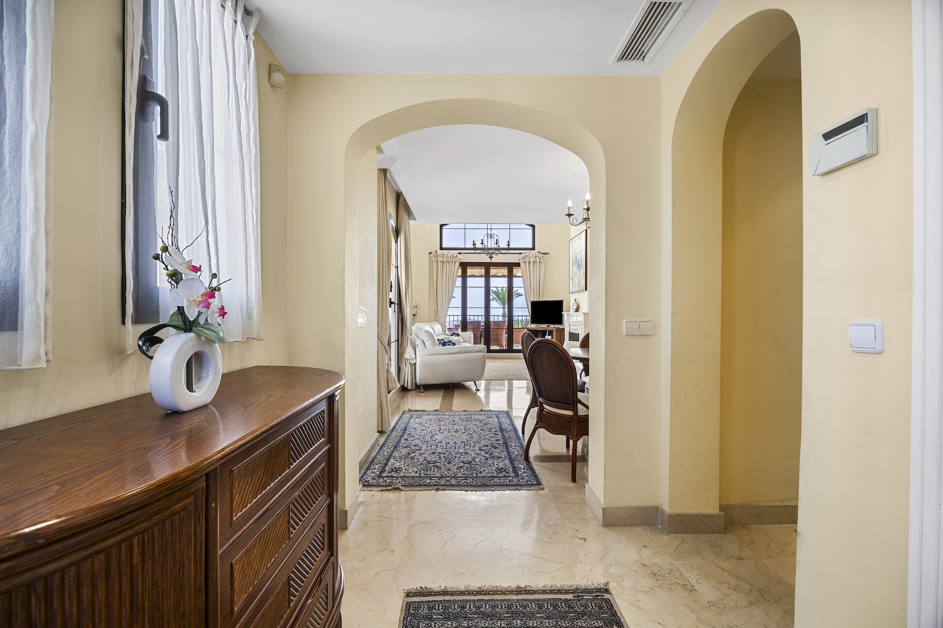3 Bedroom Penthouse in Benahavís - Photo 2