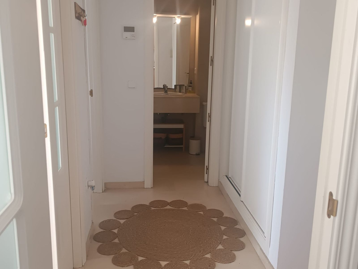 1 Bedroom Apartment in Estepona - Photo 10