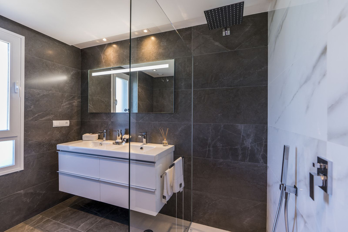 2 Bedroom Apartment in San Roque - Photo 19