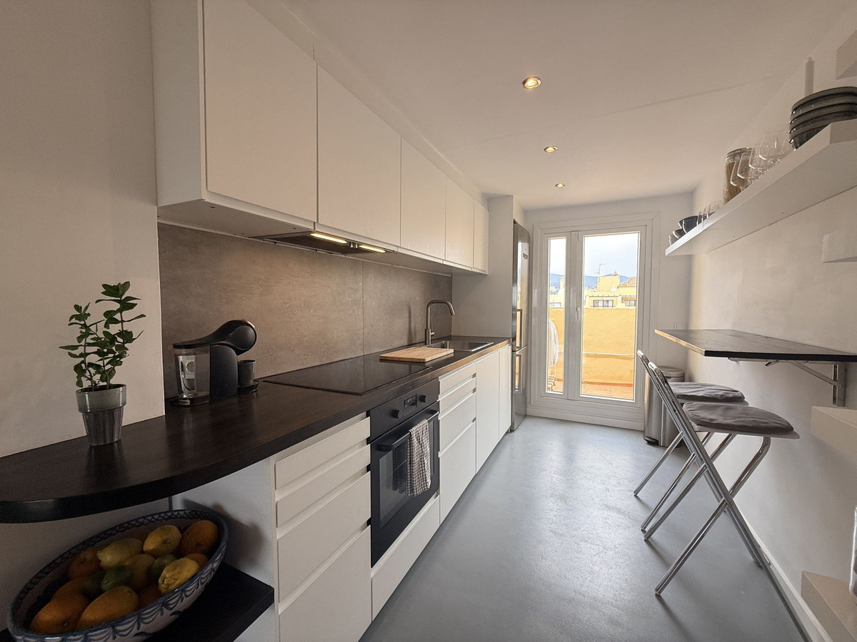 2 Bedroom Apartment in Estepona - Photo 4