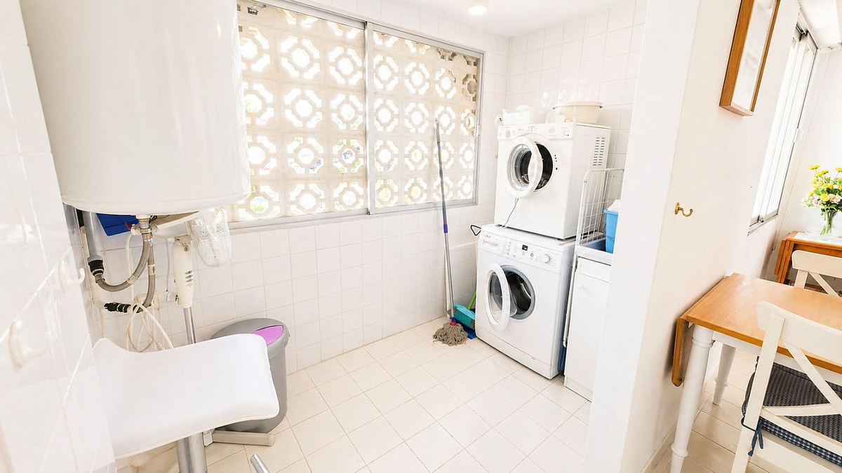 2 Bedroom Apartment in Estepona - Photo 32