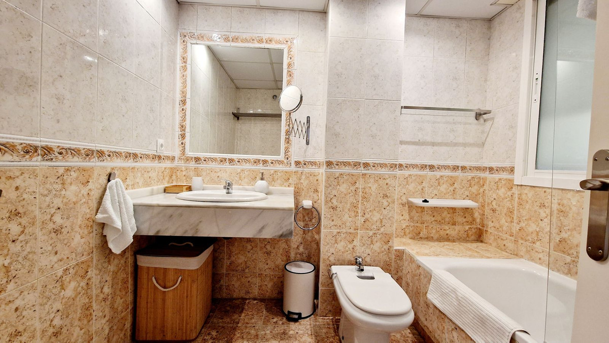 1 Bedroom Apartment in Marbella - Photo 12