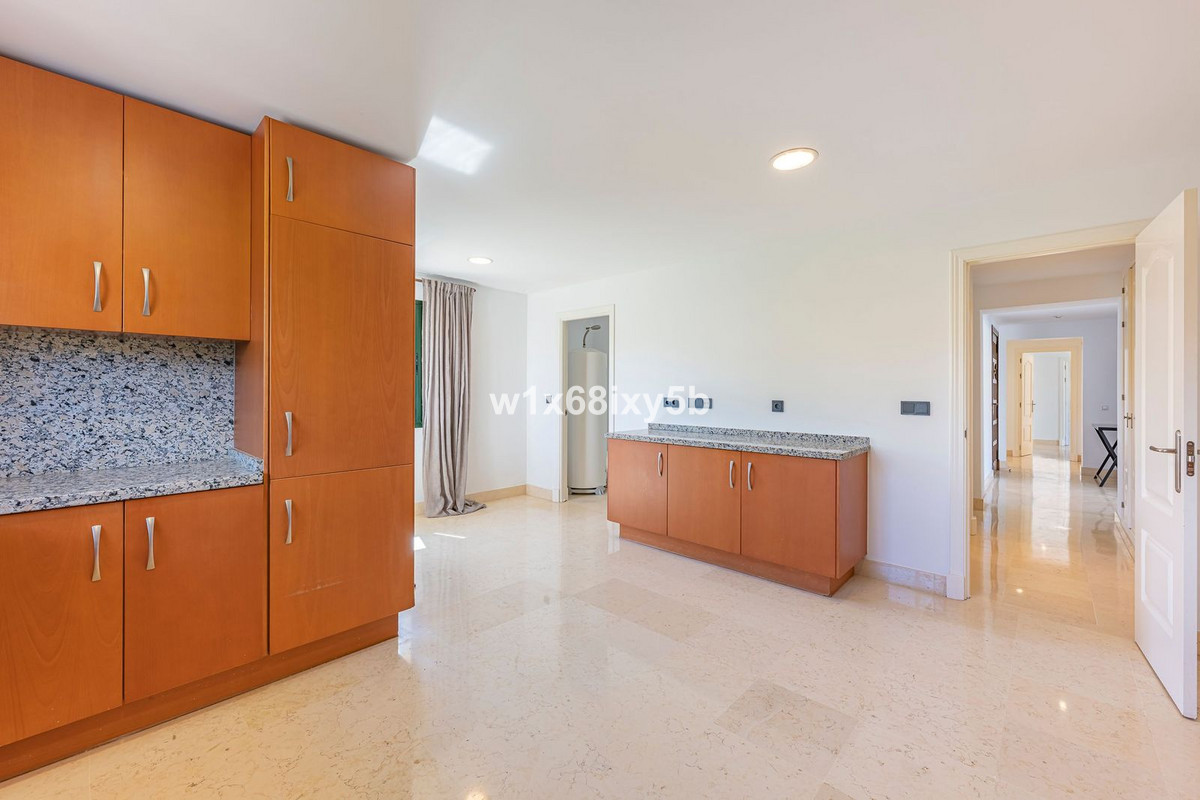 3 Bedroom Penthouse in Benahavís - Photo 13