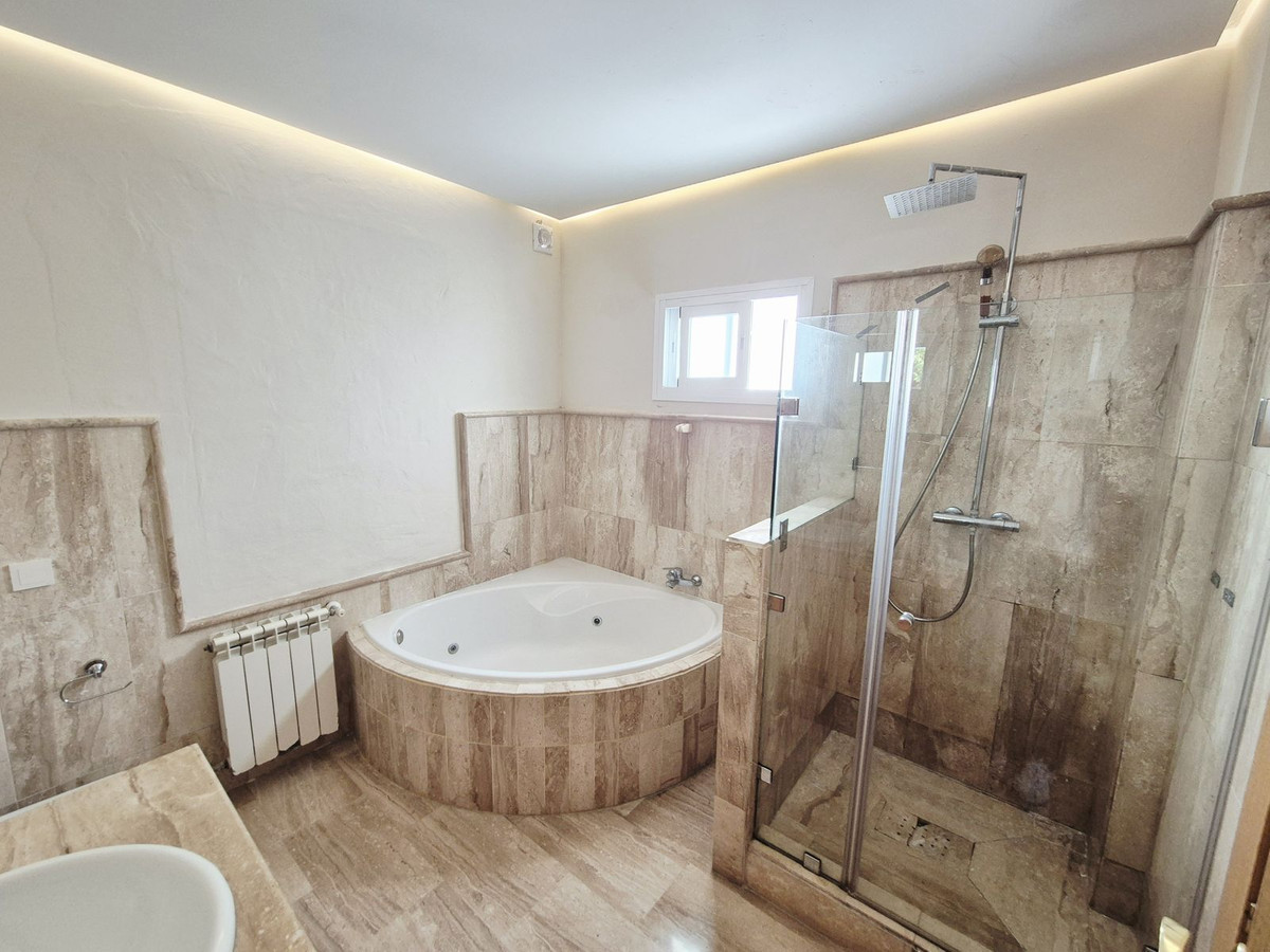 4 Bedroom Villa in San Pedro de Alcántara - Photo 35