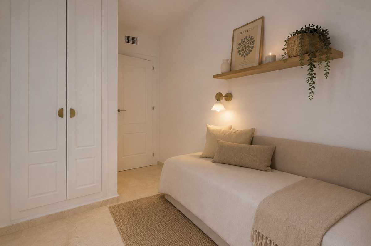 2 Bedroom Apartment in Estepona - Photo 5