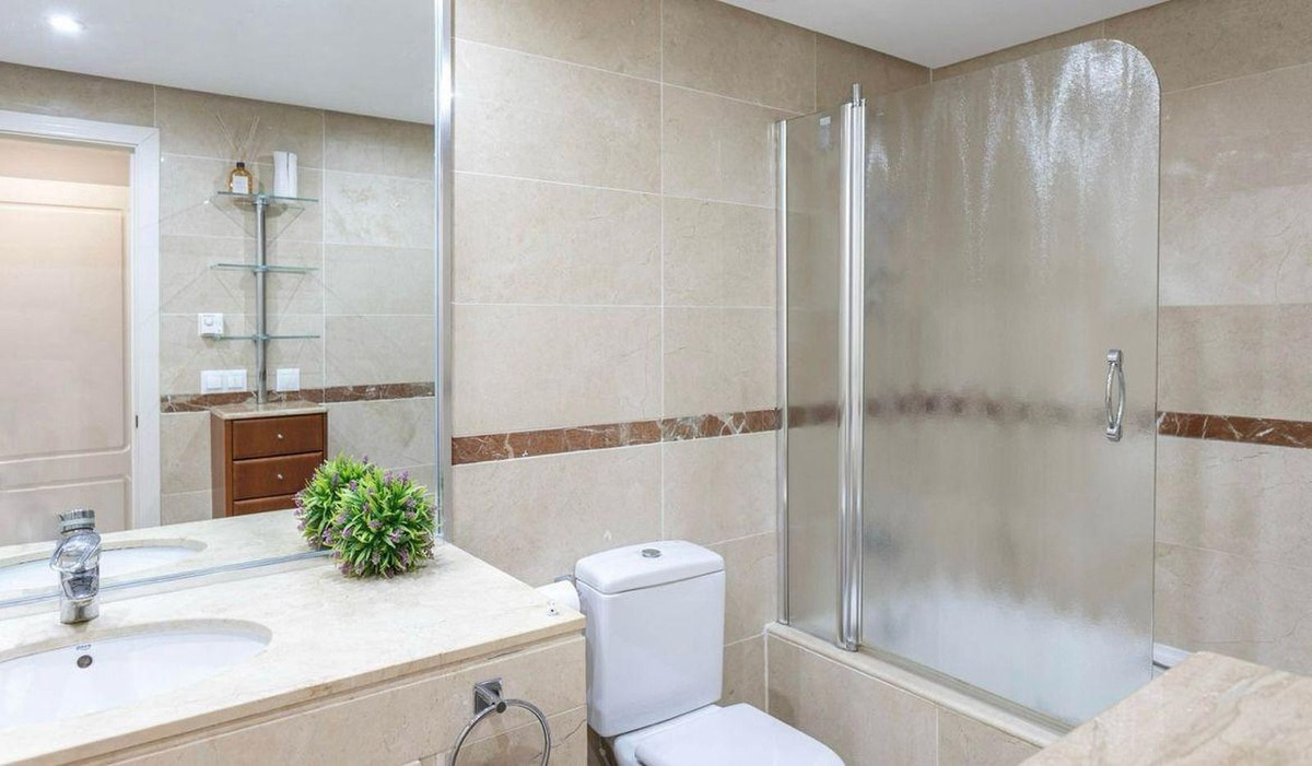 2 Bedroom Apartment in San Pedro de Alcántara - Photo 12