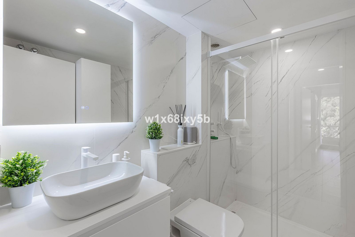 4 Bedroom Apartment in Benahavís - Photo 31