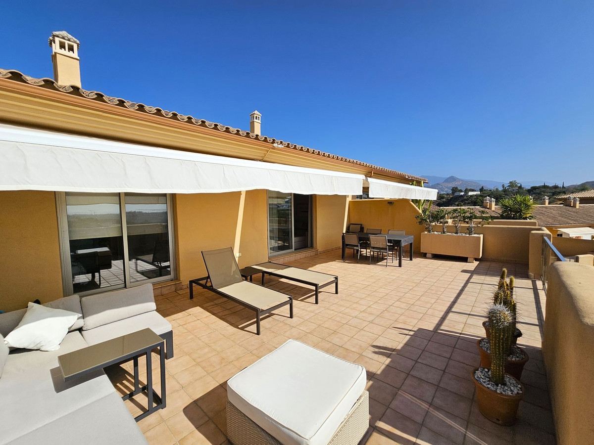 2 Bedroom Penthouse in Estepona - Photo 2