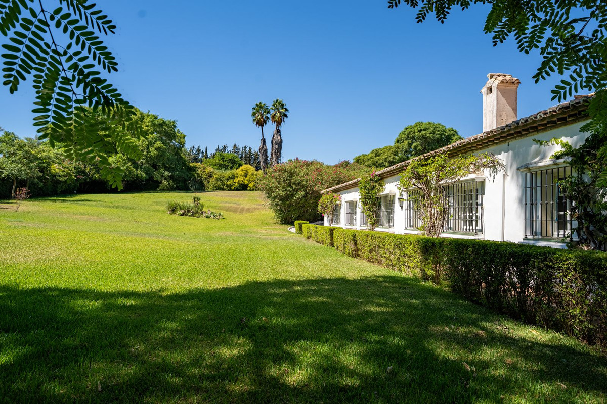 8 Bedroom Country house in Estepona - Фото 8