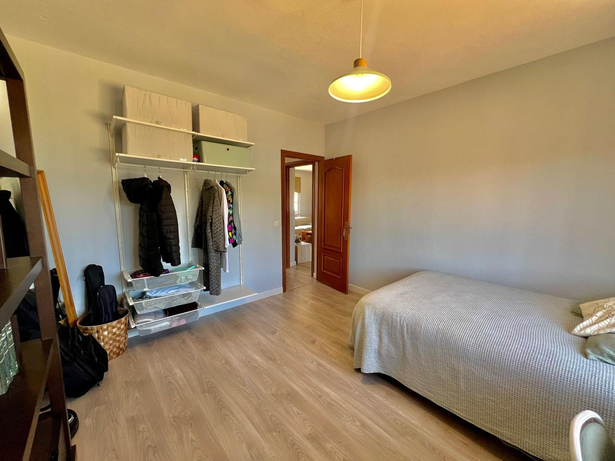6 Bedroom Villa in Estepona - Photo 31
