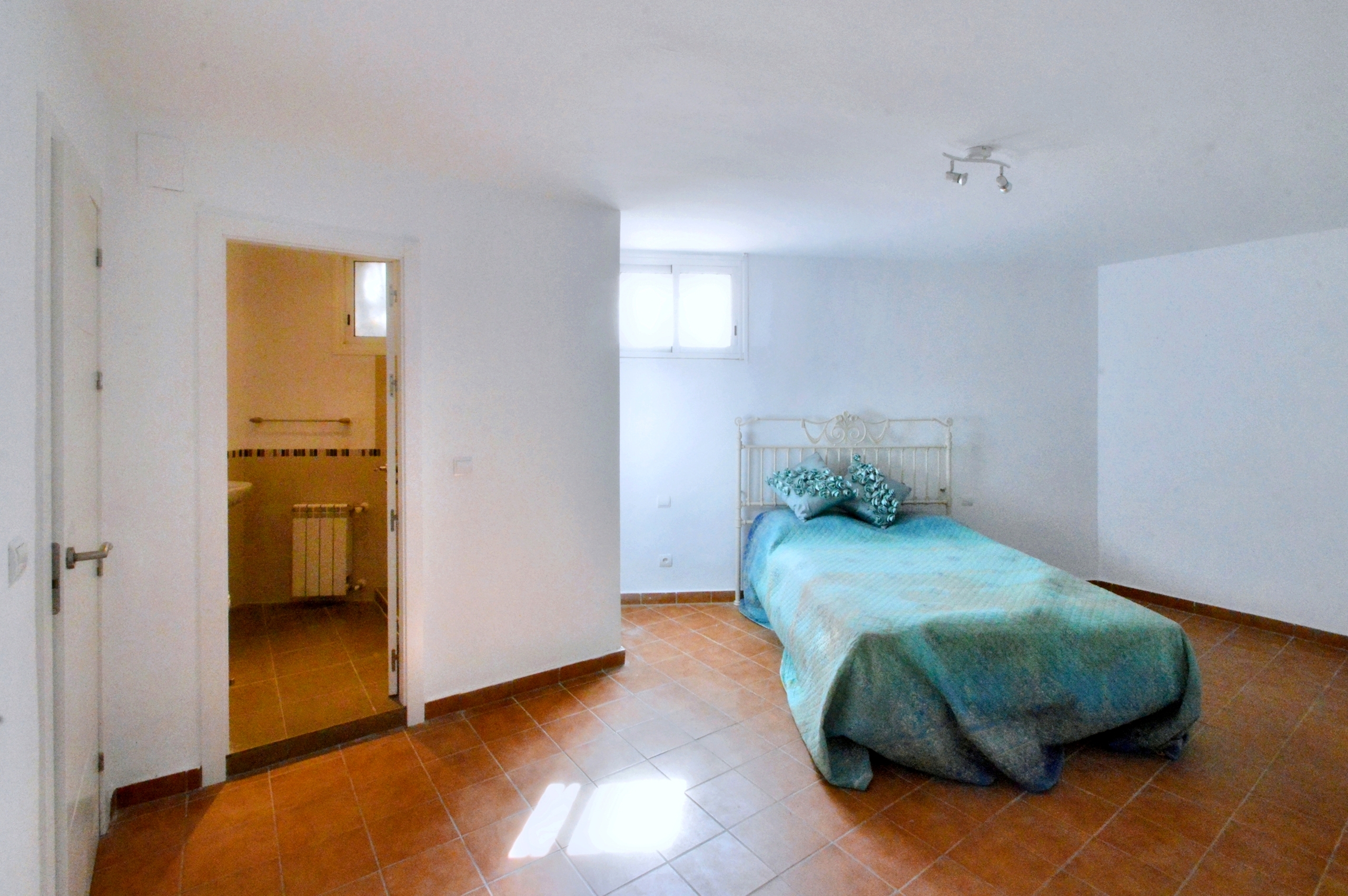 Chalet de 4 dormitorios con piscina en Granada – Foto 10