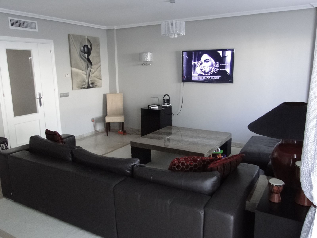 5 Bedroom Townhouse in Estepona - Photo 3