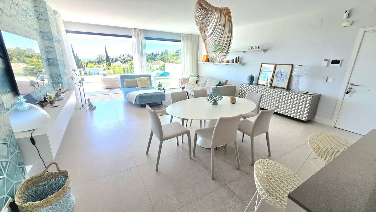 2 Bedroom Apartment in Benahavís - Photo 4