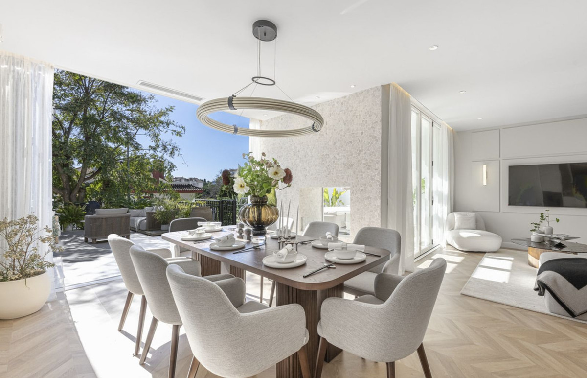 5 Bedroom Townhouse in Marbella - Photo 9
