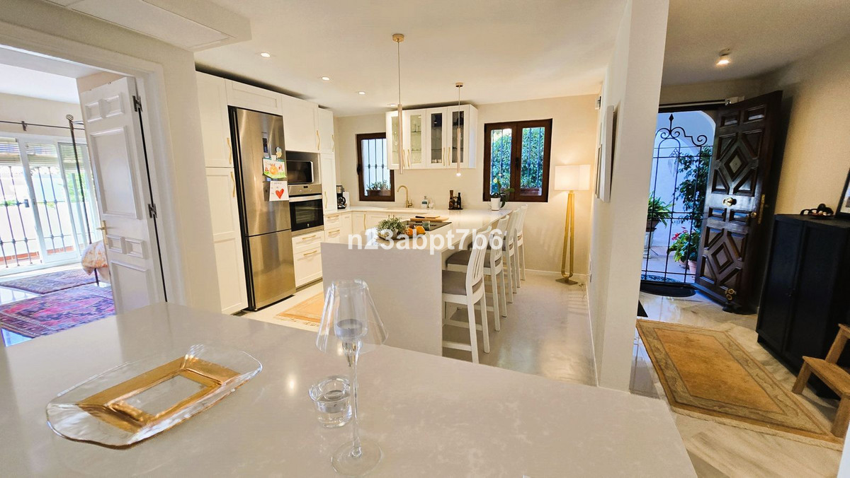 2 Bedroom Apartment in Benahavís - Photo 10