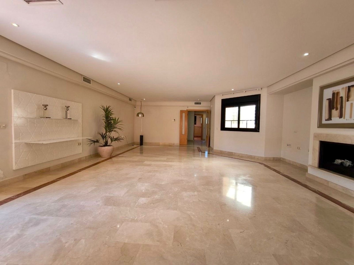Piso de 3 dormitorios con piscina en Málaga – Foto 2