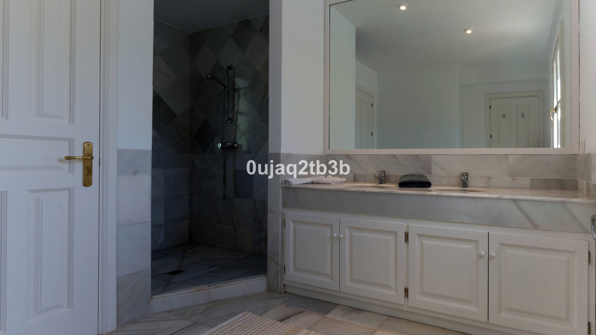 6 Bedroom Villa in San Pedro de Alcántara - Photo 21