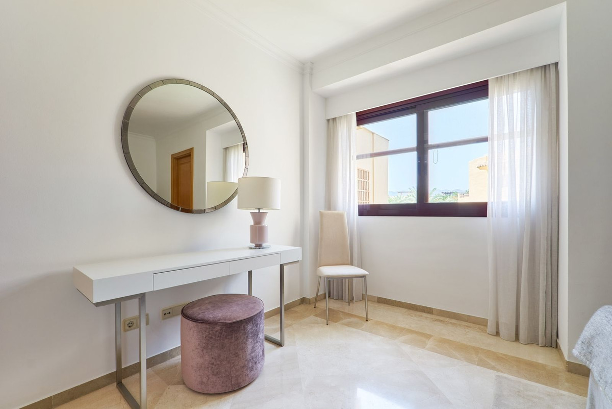 3 Bedroom Penthouse in Estepona - Photo 27