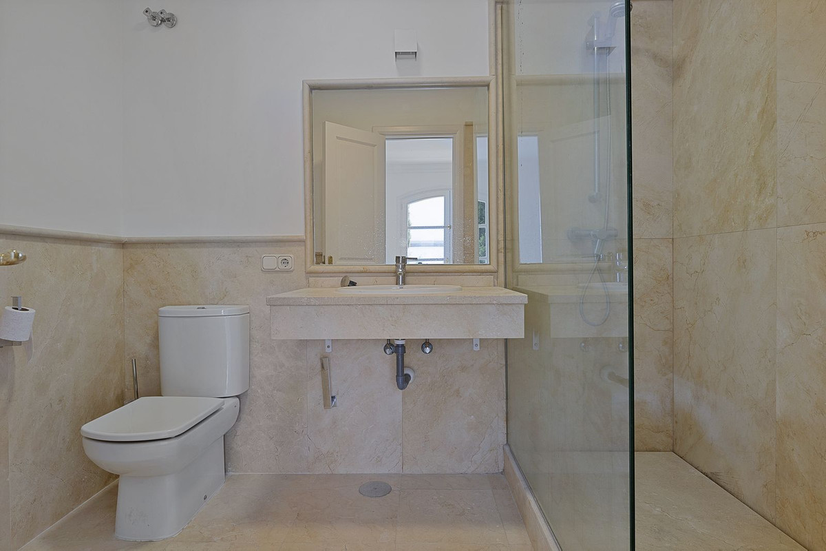 3 Bedroom Townhouse in Benahavís - Photo 10