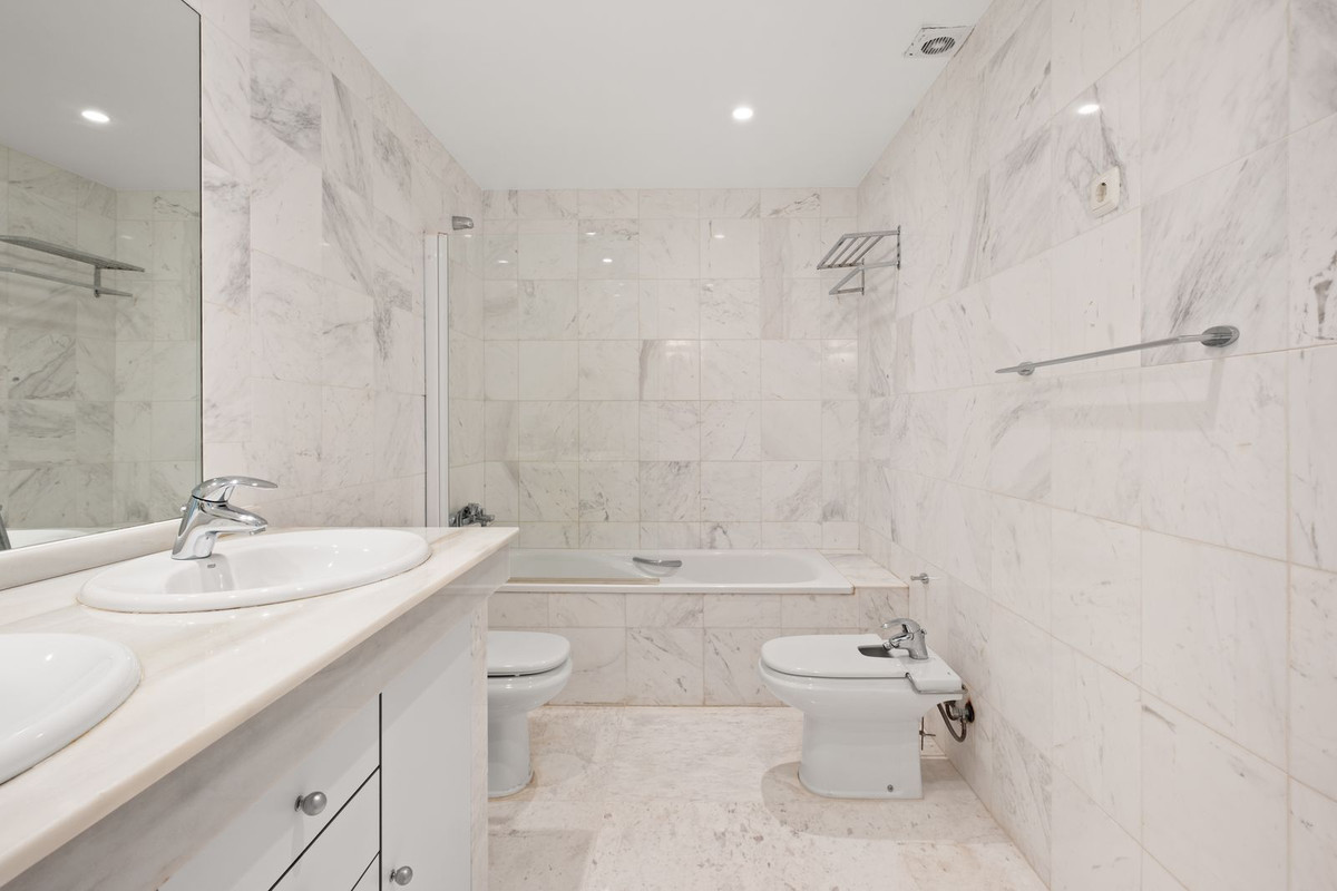 2 Bedroom Apartment in Marbella - Photo 20