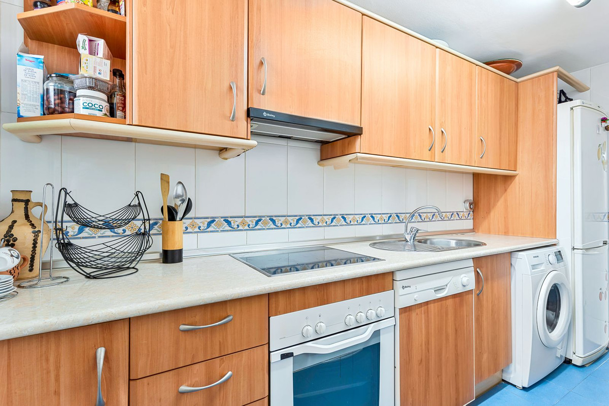 3 Bedroom Penthouse in Estepona - Photo 3
