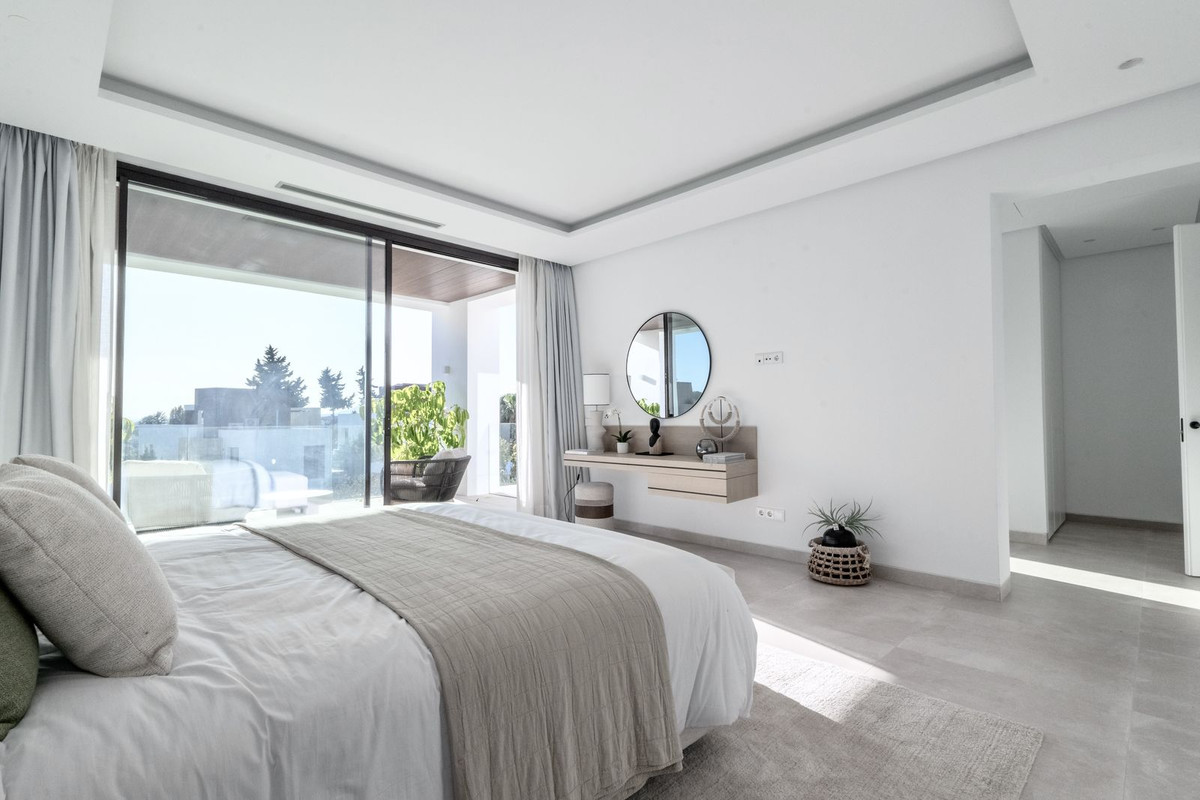 4 Bedroom Villa in Marbella - Photo 32