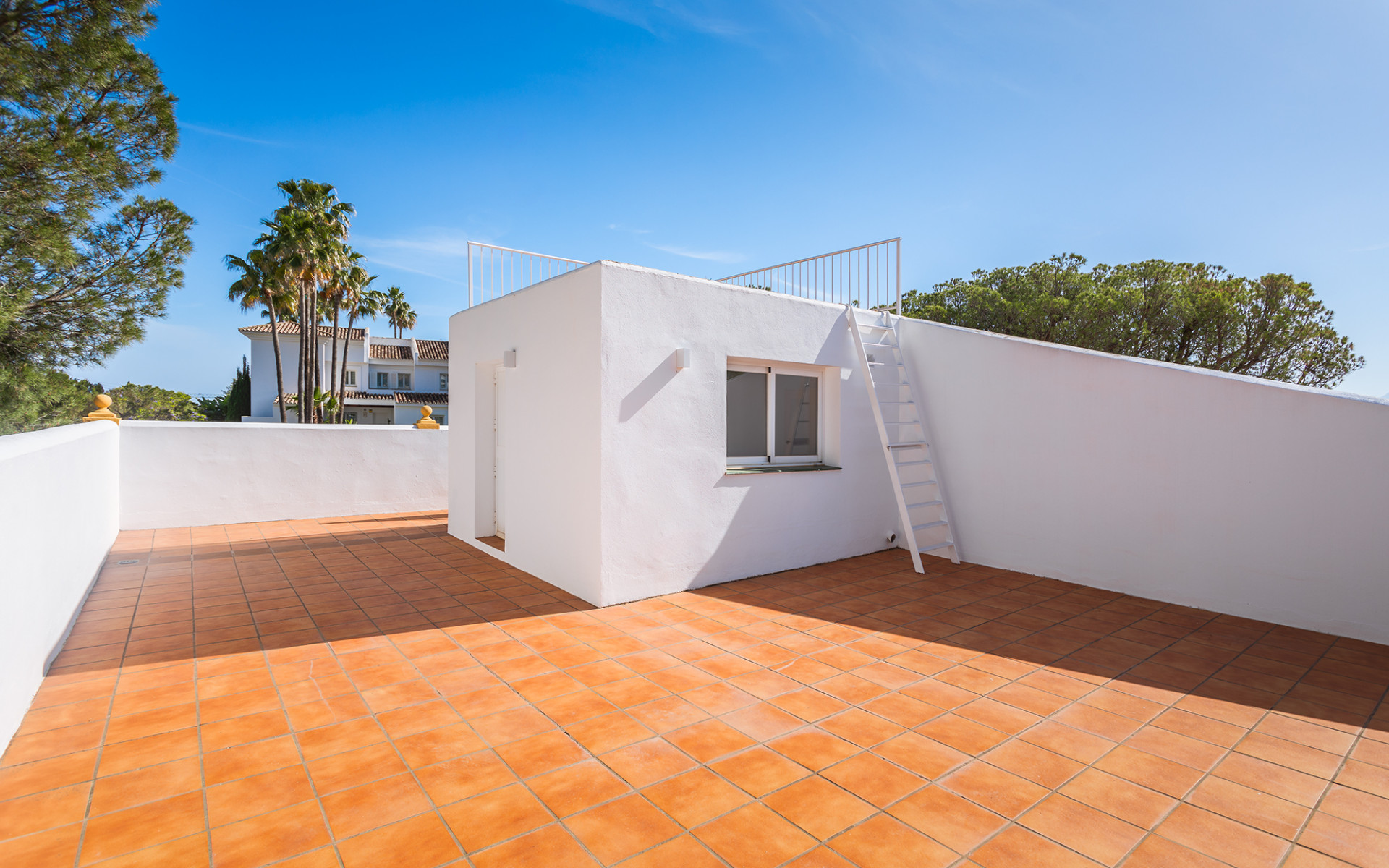 4 Bedroom Townhouse in Benahavís - Photo 25