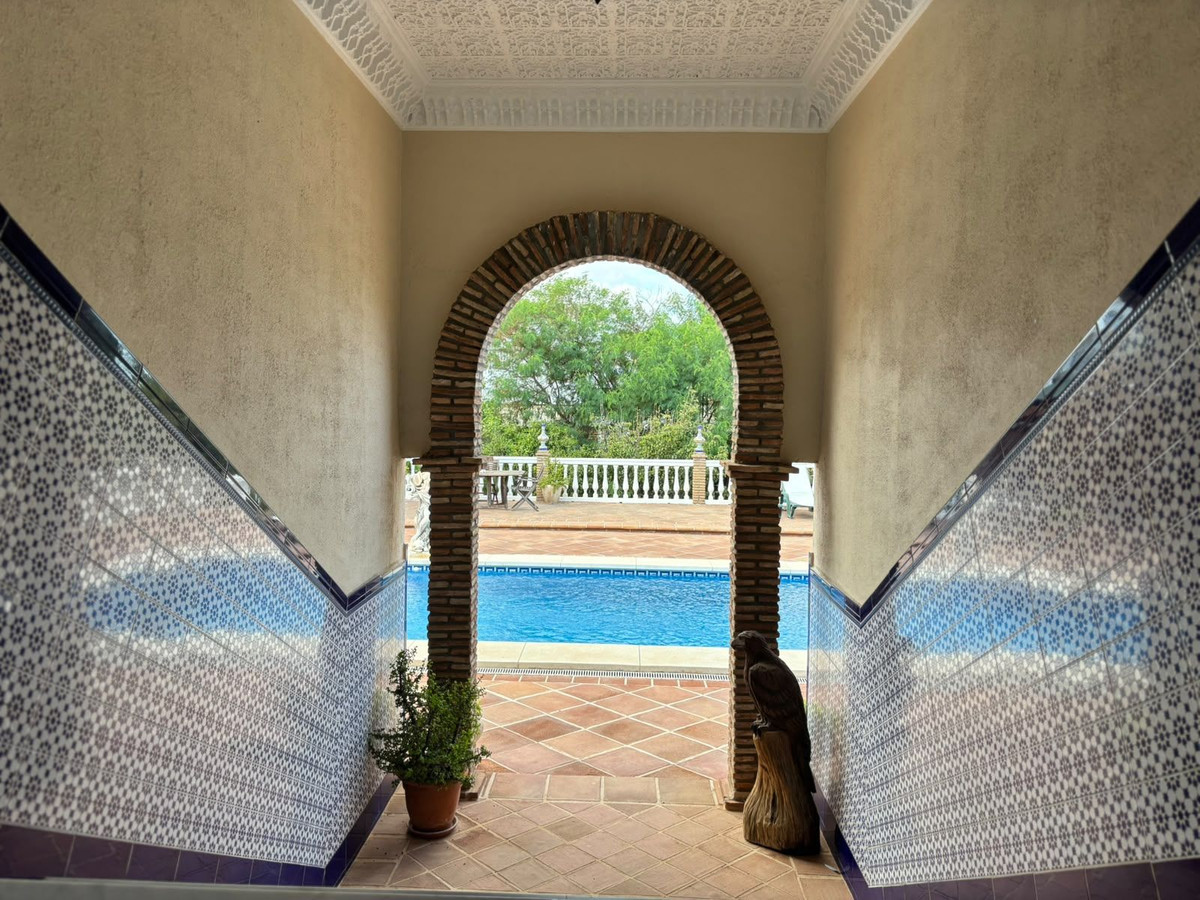 6 Bedroom Villa in Alhaurín de la Torre - Photo 9